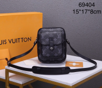 Louis Vuitton·經典牛皮壓花斜挎背包 Size:15*17*8cm