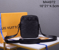 Louis Vuitton·經典牛皮壓花斜挎背包 Size:16*21*4.5cm