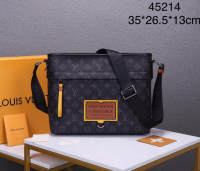 Louis Vuitton·經典黑花牛皮郵差包 Size:35*26.5*13cm