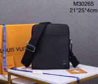 Louis Vuitton·手掌紋牛皮小號斜挎包  Size:21*25*4cm