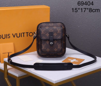Louis Vuitton·經典牛皮壓花斜挎背包 Size:15*17*8cm