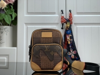 Louis Vuitton·相機包胸包 Size:10*21*5cm
